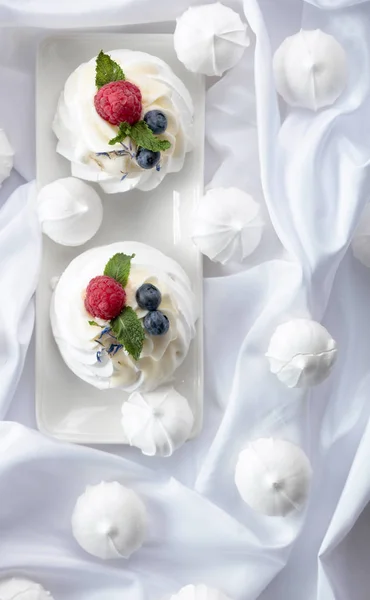 Dessert Pavlova with raspberries, blueberries and mint on a whit — Stock Photo, Image