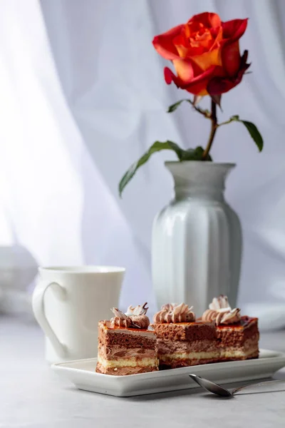Geschichtete Kuchen mit Rose auf weißem Marmortisch. — Stockfoto