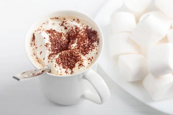 Heiße Schokolade und Marshmallow mit Schokoladenchips bestreut. — Stockfoto