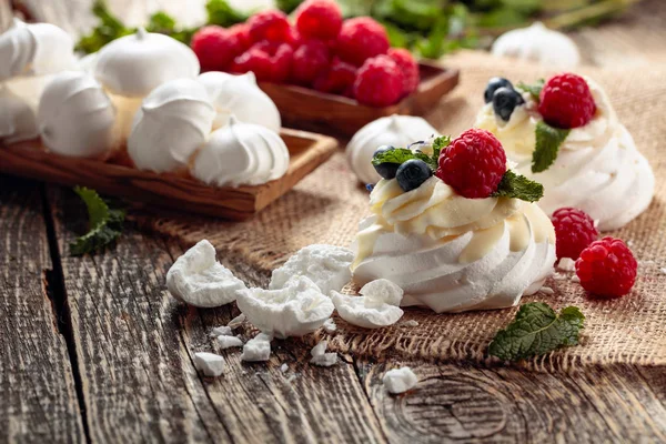 Десерт Павлова с малиной, черникой и мятой на старом — стоковое фото