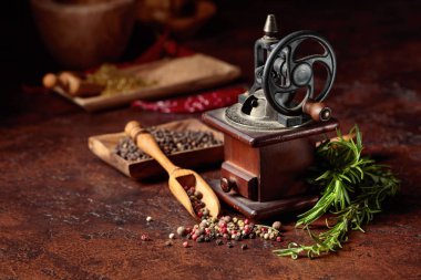 Pişirme gereçleri, çeşitli biber ve biber ile Eski biber değirmeni