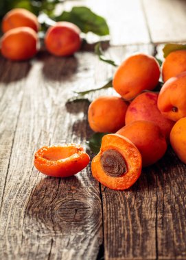 Eski ahşap bir masada taze kayısılar..