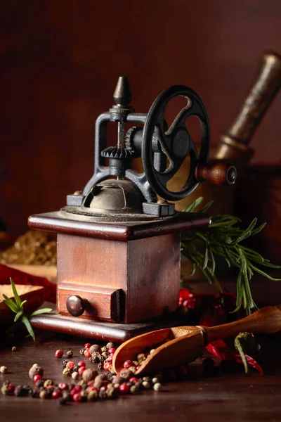 キッチン用品、スパイス、ローズマリーoのヴィンテージペッパーミル — ストック写真