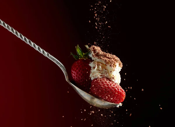 Strawberries with whipped cream sprinkle with chocolate chips. — Stock Photo, Image