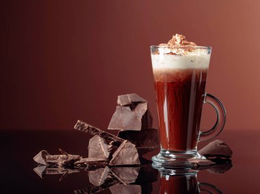 Üzerinde krem şanti ve koyu çikolata parçaları ile sıcak çikolata