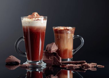 Üzerinde krem şanti ve koyu çikolata parçaları ile sıcak çikolata