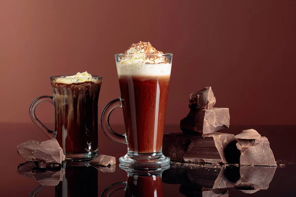 Hot chocolate with whipped cream and pieces of dark chocolate on — Stock Photo, Image
