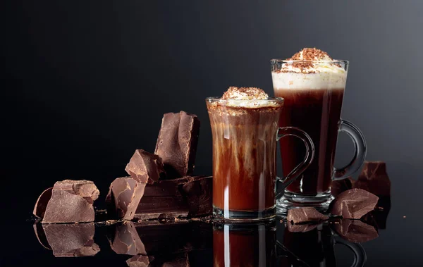 Varm choklad med vispad grädde och bitar av mörk choklad på — Stockfoto