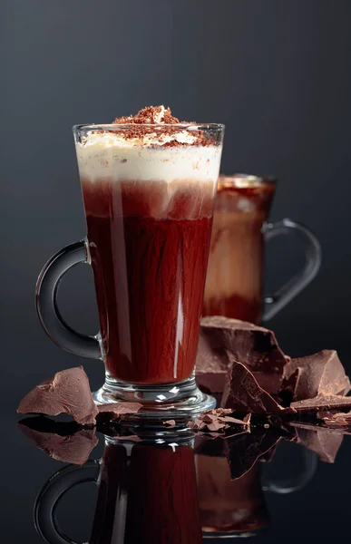 Warme chocolademelk met slagroom en stukjes pure chocolade op — Stockfoto