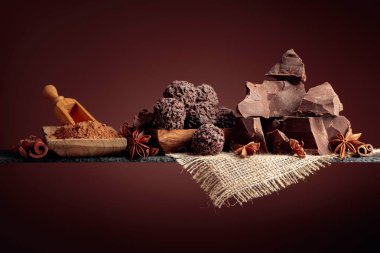 Çikolatalı trüf, kırık çikolata ve baharatlı.. 