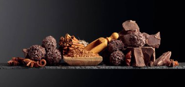 Çikolatalı trüf, kırık çikolata ve baharatlı.. 