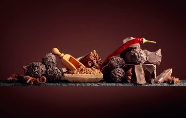 Çikolatalı trüf, kırık çikolata ve baharatlı.. 