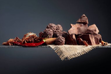 Çikolatalı trüf, kırık çikolata ve baharatlı.. 