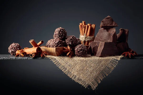 Çikolatalı trüf, kırık çikolata ve baharatlı.. 