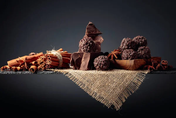 Çikolatalı trüf, kırık çikolata ve baharatlı.. 
