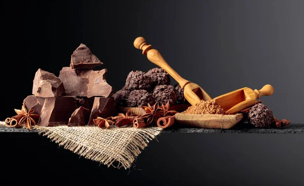 Çikolatalı trüf, kırık çikolata ve baharatlı.. — Stok fotoğraf