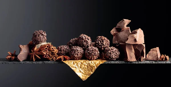 チョコレートとスパイスの破片でチョコレートトリュフ. — ストック写真