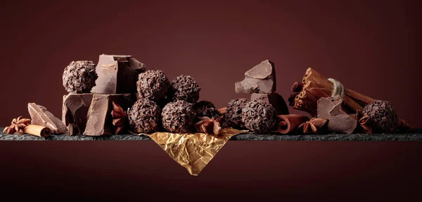 Trufas de chocolate com pedaços quebrados de chocolate e especiarias. — Fotografia de Stock