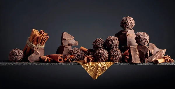 Tartufi di cioccolato con pezzi spezzati di cioccolato e spezie. — Foto Stock