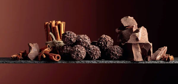Шоколадные трюфели с кусочками шоколада и специями. — стоковое фото