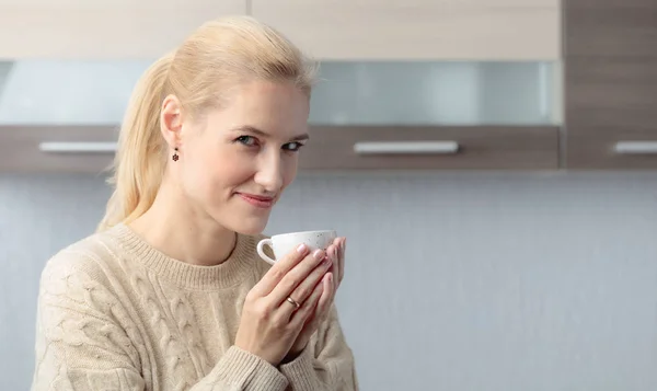 Close-up portrait of a beautiful mid age woman with cup of coffe — Stock Photo, Image