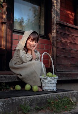 Eski evin yakınında bir yaz akşamı elma ile Rüya kız