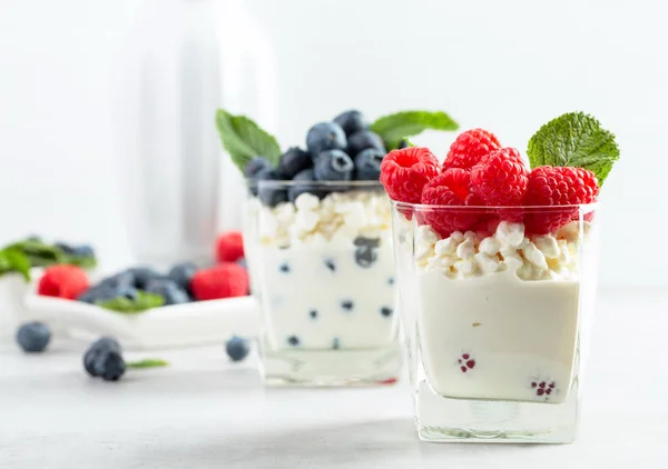 Cottage cheese with cream, raspberry and blueberry garnished wit — Stock Photo, Image