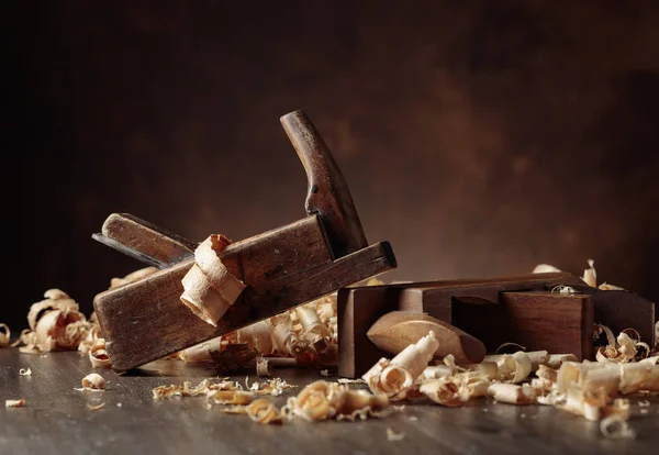 Régi fa jointerek és borotválkozás a fából készült asztal. — Stock Fotó