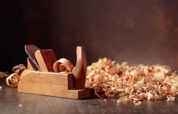 Vecchio jointer di legno e rasatura su tavolo di legno . — Foto Stock