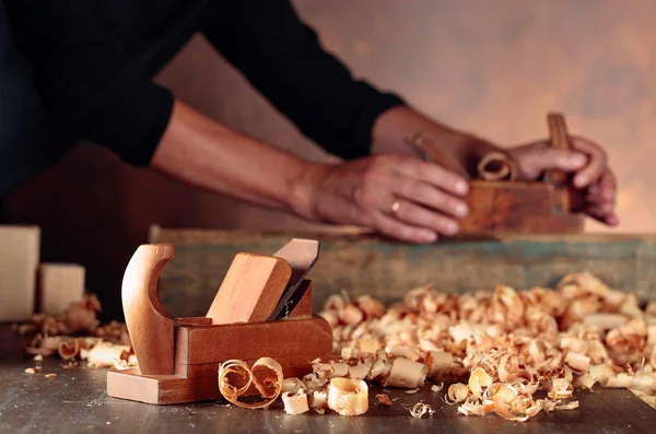 Old kayu jointer dan mencukur di atas meja kayu . — Stok Foto