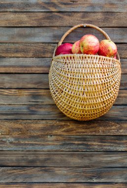 Ahşap bir çit üzerinde elma ile Sepet. 