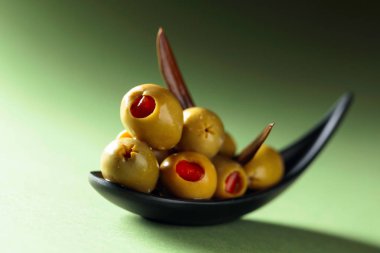 Küçük bir kapta kırmızı biber ile doldurulmuş iştah açıcı zeytin.