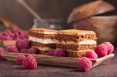 Ahududu ile katmanlı bal kek.