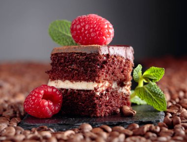 Çikolatalı kek Ahududu ve nane.