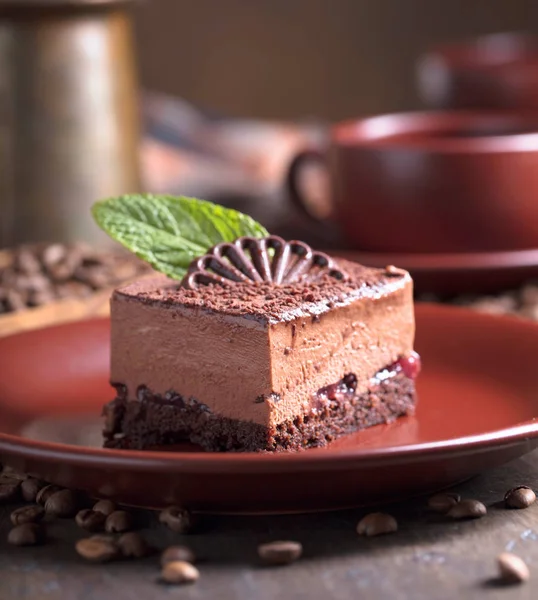 Schokoladenkuchen mit Minze . — Stockfoto