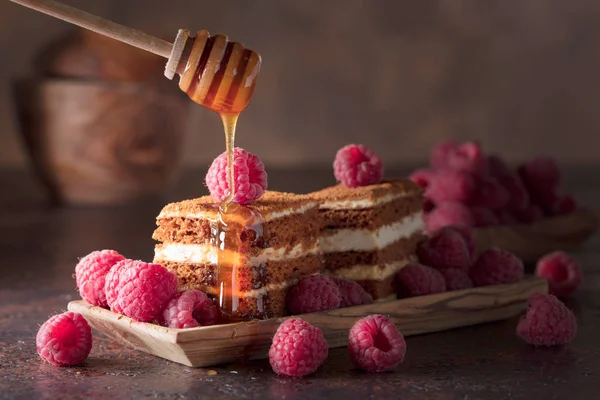 Gâteau au miel en couches avec framboises . — Photo