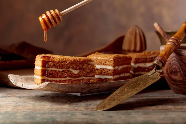 Zelfgemaakte gelaagde honingcake. — Stockfoto