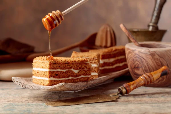 Zelfgemaakte gelaagde honingcake. — Stockfoto