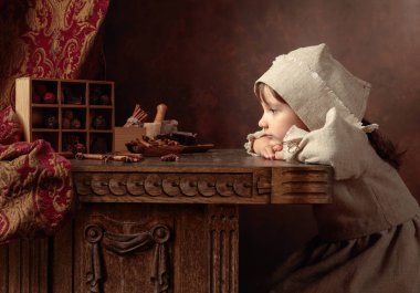 Masa wi yakınında hayal bir vintage keten elbise küçük kız