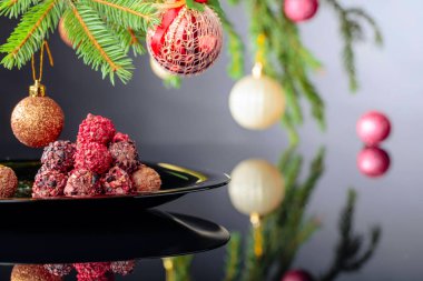 Siyah bir tabak ve Noel ağacı üzerinde Çikolata trüf.