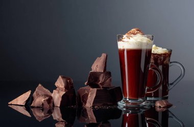 Üzerinde krem şanti ve koyu çikolata parçaları ile sıcak çikolata