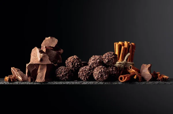 Trufas de chocolate con trozos rotos de chocolate y especias. —  Fotos de Stock