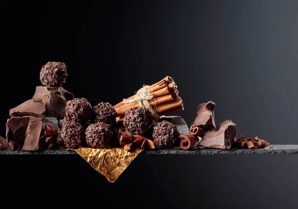 Tartufi di cioccolato con pezzi spezzati di cioccolato e spezie. — Foto Stock