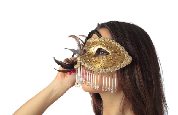 Młoda atrakcyjna kobieta z złotą karnawałowe maski izolowane na wh — Zdjęcie stockowe