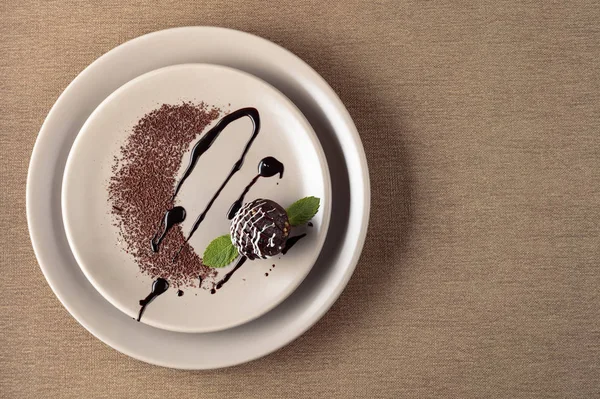 Bej plaka nane ile Çikolata topu.