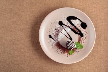 Bej plaka nane ile Çikolata topu.