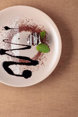 Bej plaka nane ile Çikolata topu.