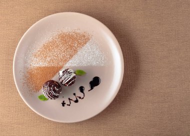 Bej plaka nane ile Çikolata topları. 