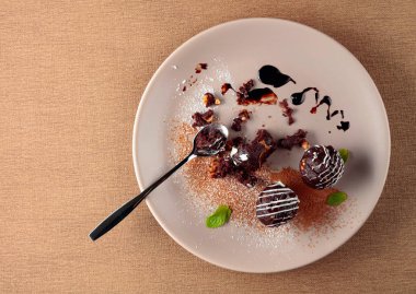 Bej plaka nane ile Çikolata topları.