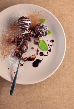 Bej plaka nane ile Çikolata topları.